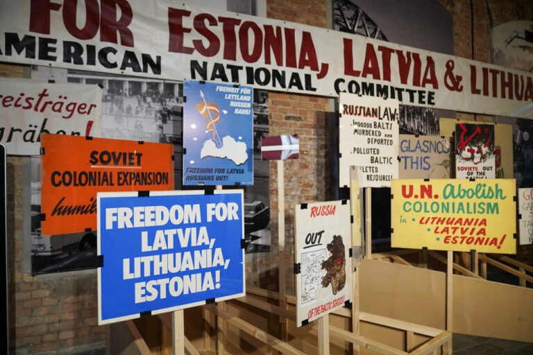 Izstādes “NYET, NYET, SOVIET! Politiskie protesti un demonstrācijas ārpus Latvijas 1945–1991” iekšskats. Mārtiņa Zidera foto.