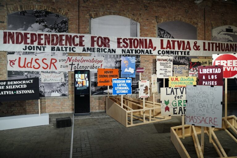 Izstādes “NYET, NYET, SOVIET! Politiskie protesti un demonstrācijas ārpus Latvijas 1945–1991” iekšskats. Mārtiņa Zidera foto.